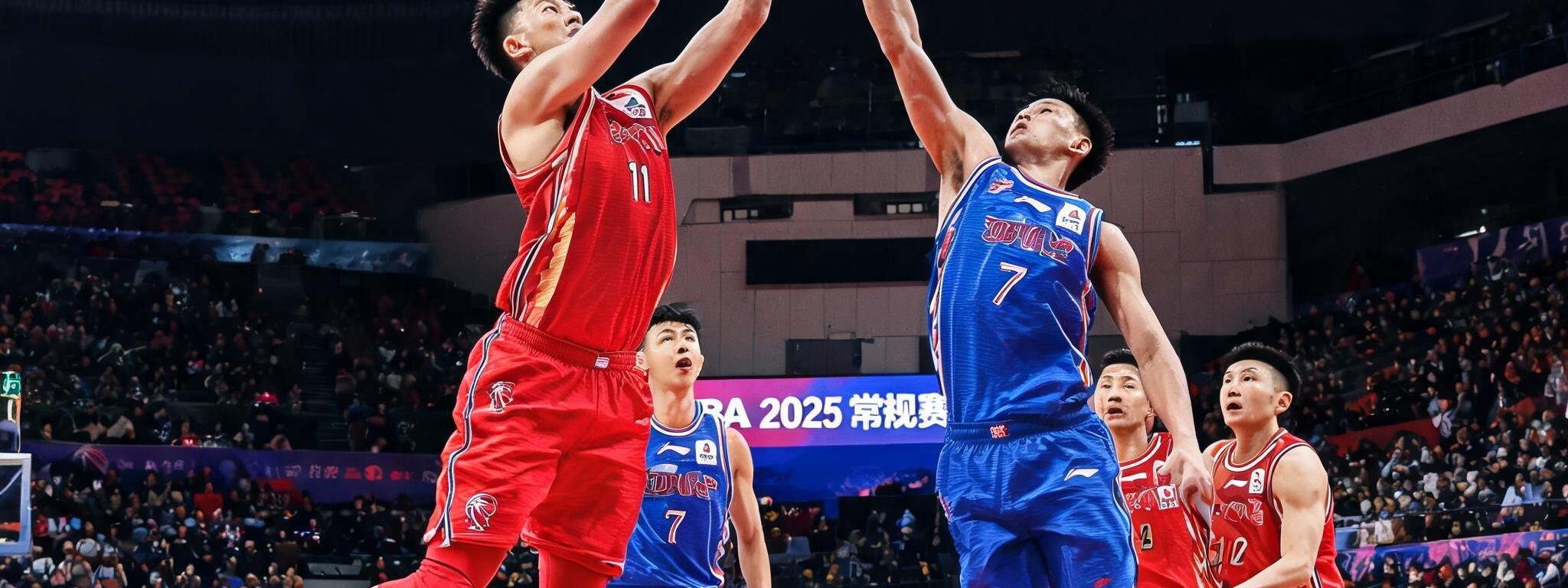 CBA 2025赛季常规赛两支球队在赛场激烈对抗，球员奋力投篮