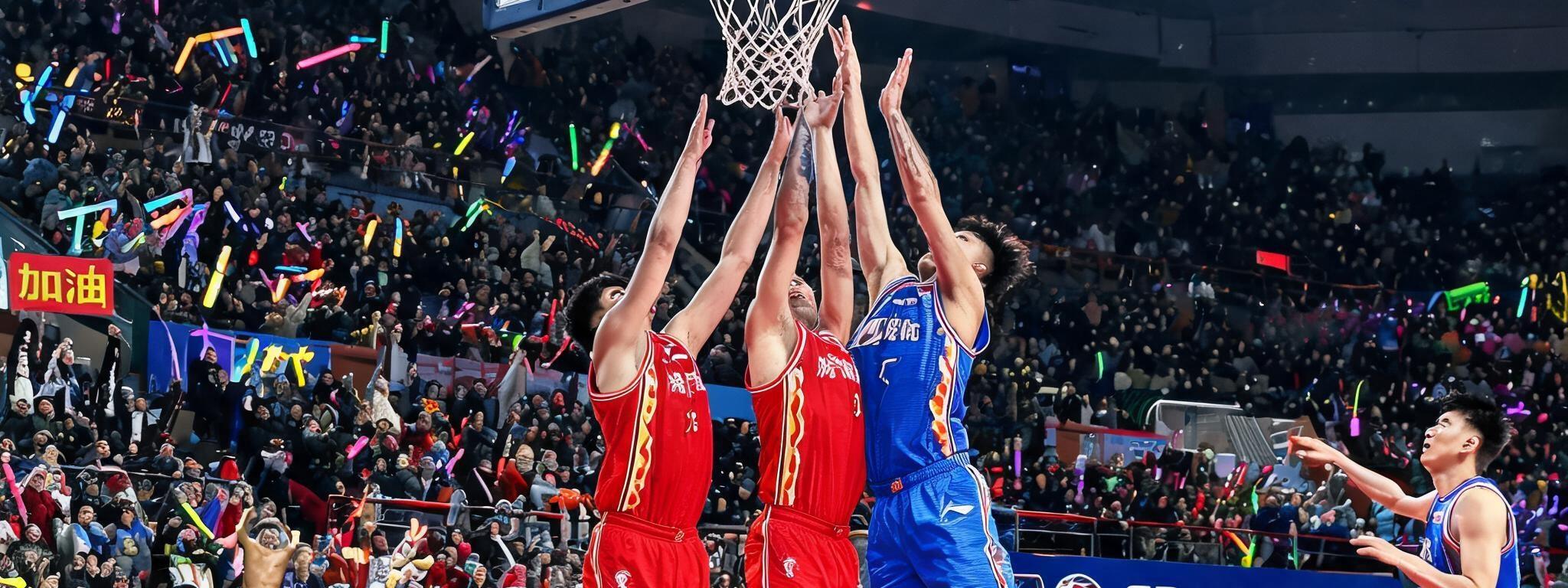 CBA季后赛现场球迷欢呼，球员激烈拼抢篮板